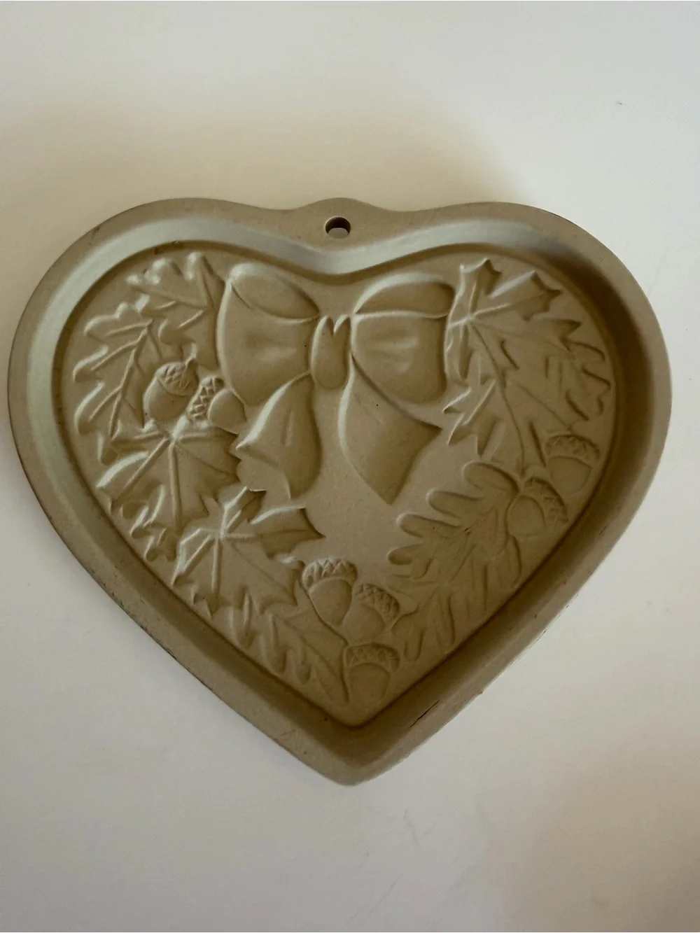 Pampered Chef “Seasons of the Heart” heart shaped stoneware cookie mold. Read